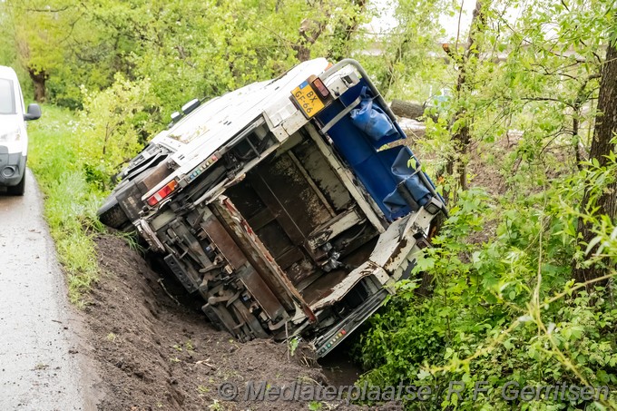 Mediaterplaatse vuilniswagen in de sloot stoofkade gouda Image00009