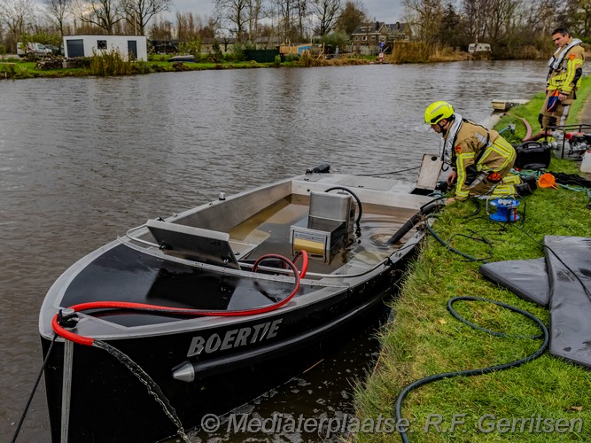 Mediaterplaatse zinkende sloep in nieuwerbrug 26112024 Image00003