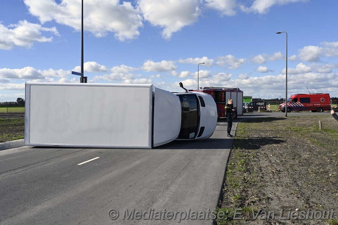 Mediaterplaatse bakwagen op zijn kant in hoofddorp 03102024 Image00003