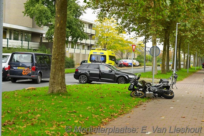 Mediaterplaatse ongeval motor auto en motor vliegt over auto nvp 18102024 Image00001