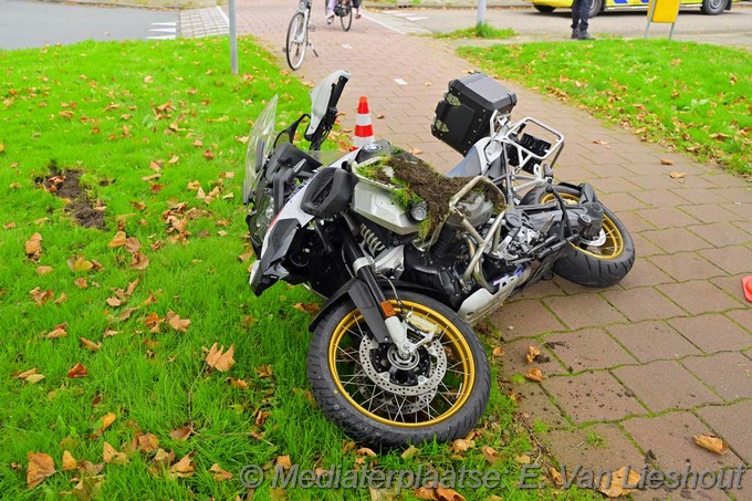 Mediaterplaatse ongeval motor auto en motor vliegt over auto nvp 18102024 Image00007
