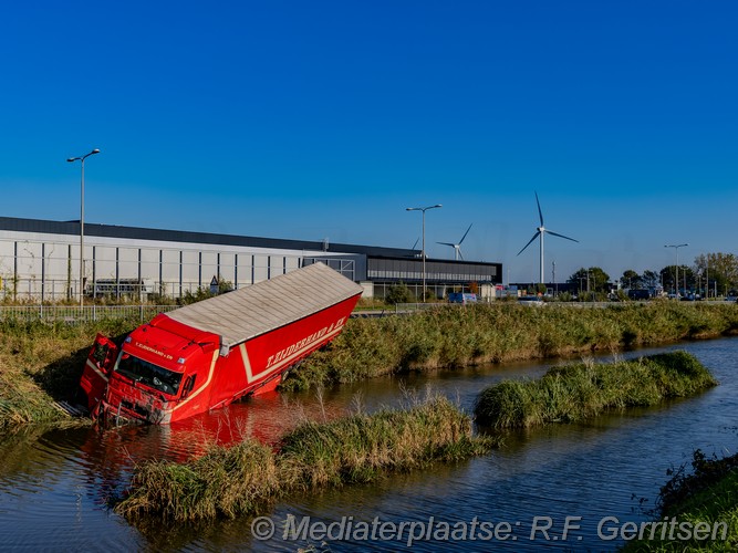 Mediaterplaatse vrachtwagen te water bredeweg waddinxveen 24102024 Image00011