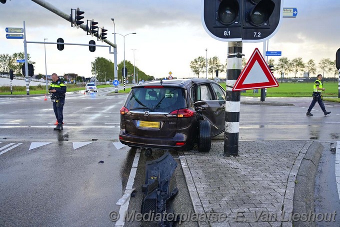Mediaterplaatse veel schade bij ongeval bennebroekerweg nieuw vennep 28092024 Image00003