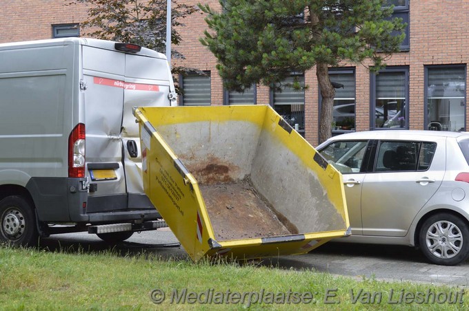 Mediaterplaatse auto klapt op vuil container hoofddorp 02072024 Image00004