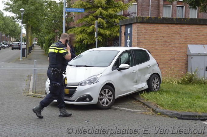 Mediaterplaatse auto klapt op vuil container hoofddorp 02072024 Image00005