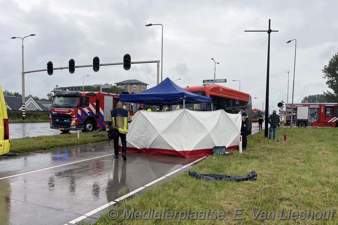 Mediaterplaatse auto klapt op lijnbus hoofddorp 07072024 Image00003