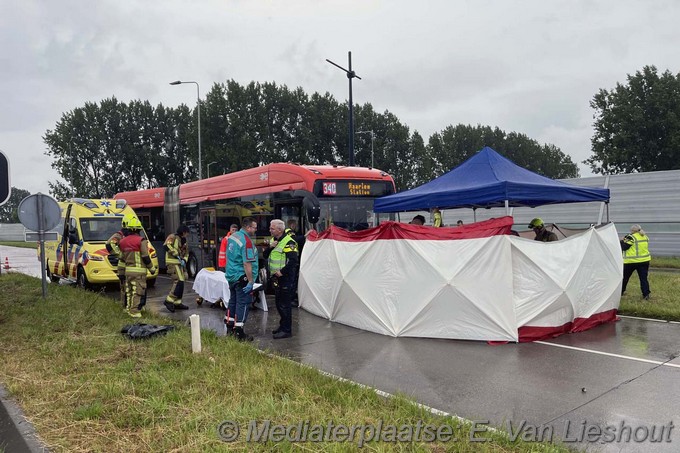 Mediaterplaatse auto klapt op lijnbus hoofddorp 07072024 Image00007