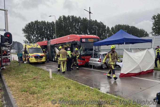 Mediaterplaatse auto klapt op lijnbus hoofddorp 07072024 Image00008