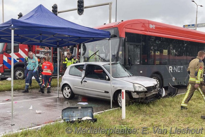 Mediaterplaatse auto klapt op lijnbus hoofddorp 07072024 Image00009