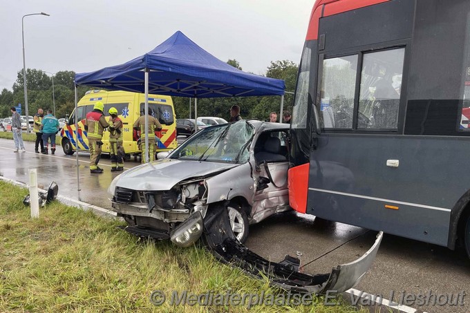 Mediaterplaatse auto klapt op lijnbus hoofddorp 07072024 Image00010