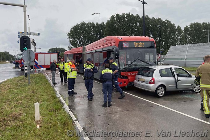 Mediaterplaatse auto klapt op lijnbus hoofddorp 07072024 Image00011