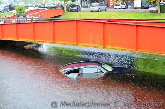 Mediaterplaatse auto te water cruquisplein 16062024 Image00005