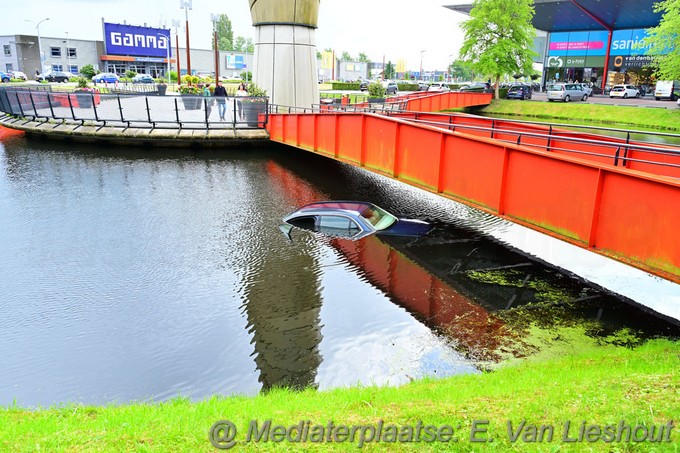 Mediaterplaatse auto te water cruquisplein 16062024 Image00008