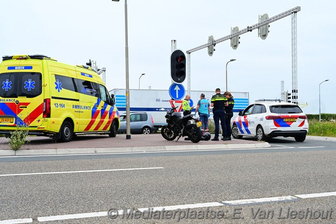 Mediaterplaatse motorrijder onderuit door bus rozenburg 18062024 Image00001