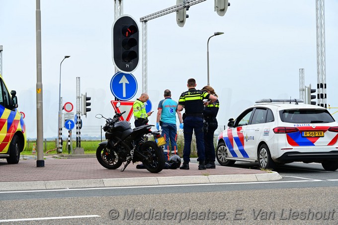 Mediaterplaatse motorrijder onderuit door bus rozenburg 18062024 Image00002