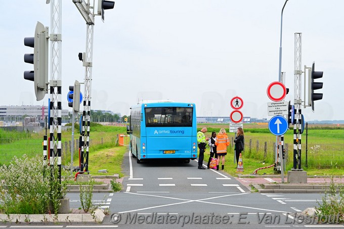 Mediaterplaatse motorrijder onderuit door bus rozenburg 18062024 Image00006