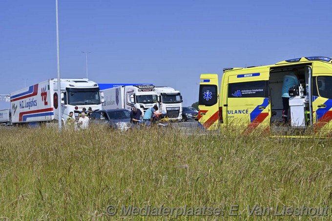 Mediaterplaatse vrachtwagen klapt op auto a4 hoofddorp 25062024 Image00001