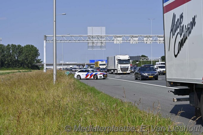 Mediaterplaatse vrachtwagen klapt op auto a4 hoofddorp 25062024 Image00003