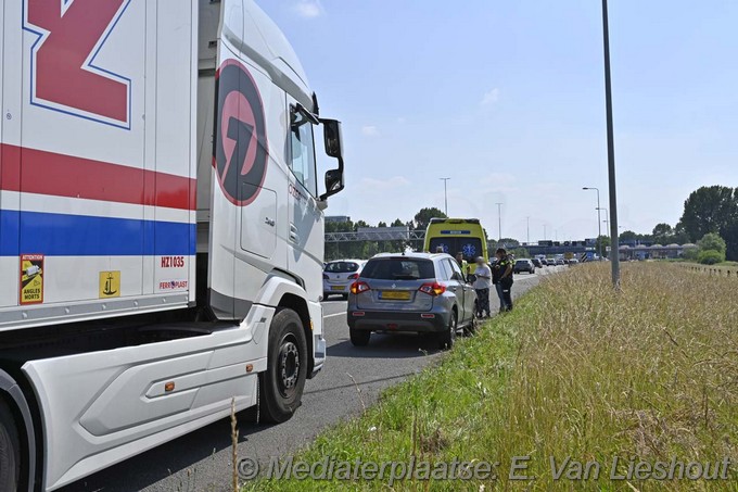 Mediaterplaatse vrachtwagen klapt op auto a4 hoofddorp 25062024 Image00005