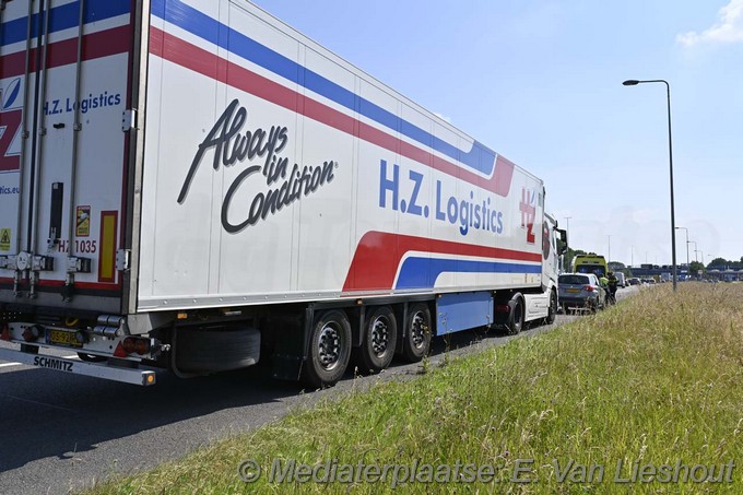 Mediaterplaatse vrachtwagen klapt op auto a4 hoofddorp 25062024 Image00006