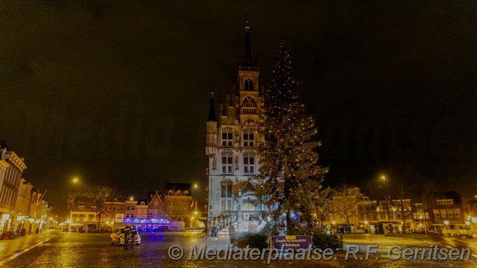 Mediaterplaatsen kerstboom in brand op de markt in gouda 29122025 Image00001