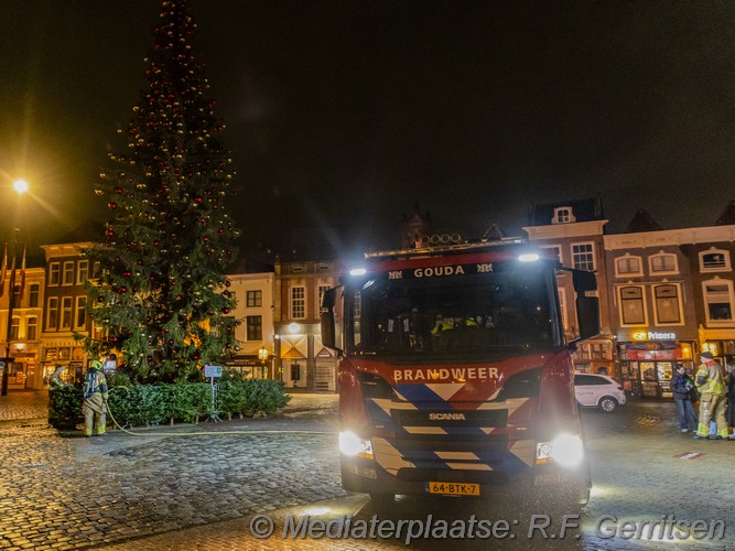 Mediaterplaatsen kerstboom in brand op de markt in gouda 29122025 Image00004