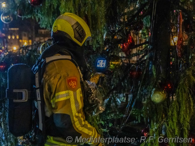 Mediaterplaatsen kerstboom in brand op de markt in gouda 29122025 Image00010