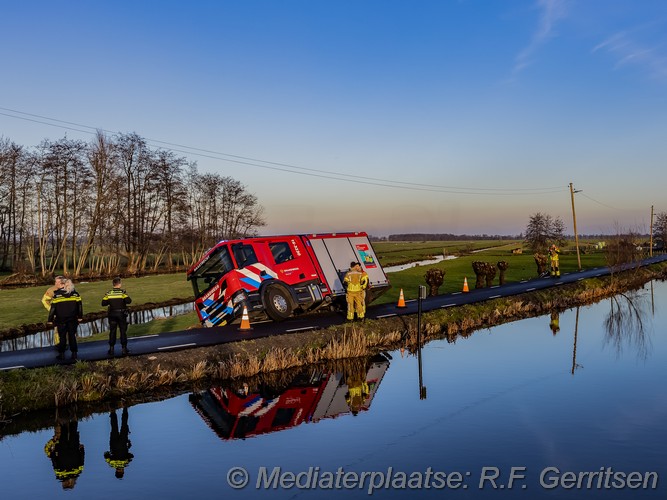 Mediaterplaatse brandweer voertuig bijna te water vlist haastrecht 31012025 Image00001