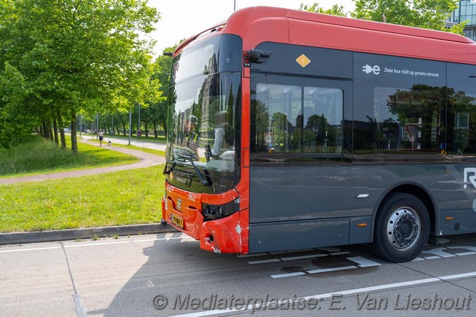 Mediaterplaatse ongeval op busbaan auto bus Hdp 01062025 01062025 ongeval op busbaan auto bus hoofddorp 00009