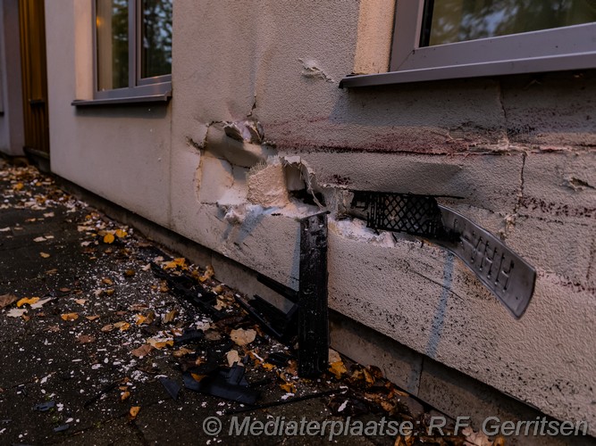 Mediaterplaatsen auto tegen gevel fluwelensingel gouda 13102025 Image00006