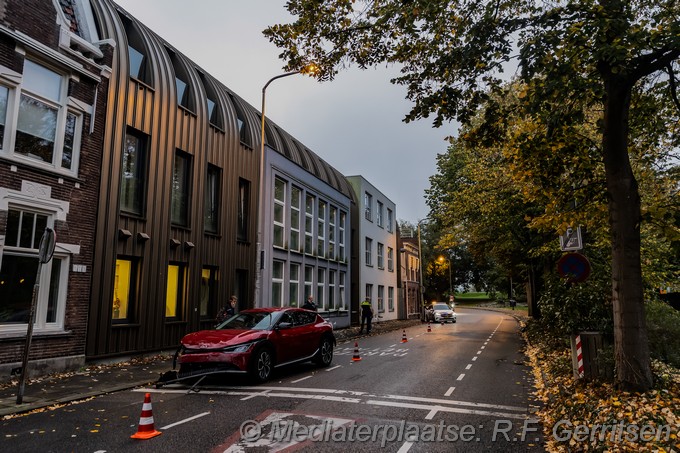Mediaterplaatsen auto tegen gevel fluwelensingel gouda 13102025 Image00009