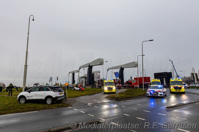 Mediaterplaatse auto te water julianasluis gouda 21012026 Image00002