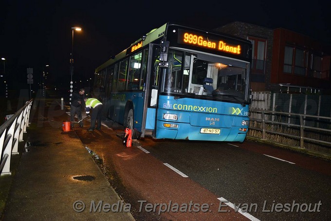 Mediaterplaatse ongeval bussluis hoofddorp bus vast 25012017 Image00004