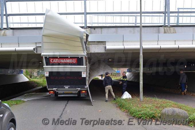 Media Terplaatsen vrachtwagen vast aalsmeer hornweg 02112017 Image00004