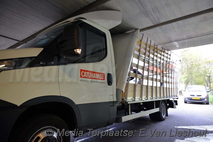 Media Terplaatsen vrachtwagen vast aalsmeer hornweg 02112017 Image00005