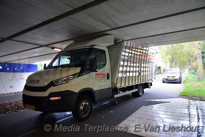 Media Terplaatsen vrachtwagen vast aalsmeer hornweg 02112017 Image00006