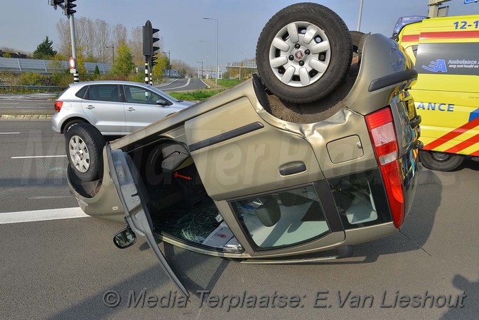 Media Terplaatsen ongeval auto op zijn dak Hdp 15102017 Image00007