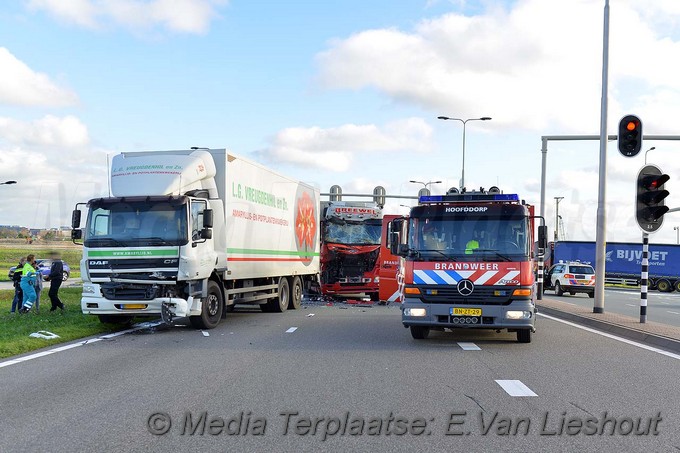 Media Terplaatsen ongeval n201 drie vrachtwagens 23102017 Image00001