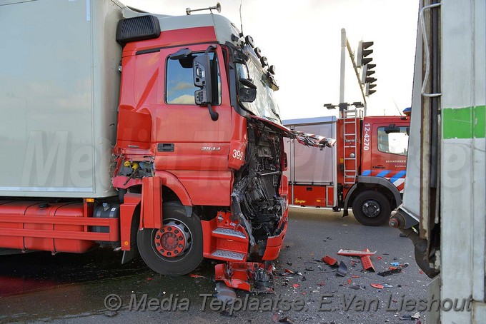 Media Terplaatsen ongeval n201 drie vrachtwagens 23102017 Image00005