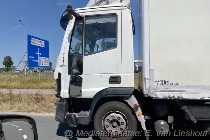 Mediaterplaatse bestelwagen ramt vrachtwagen in hoofddorp 11082022 Image00005