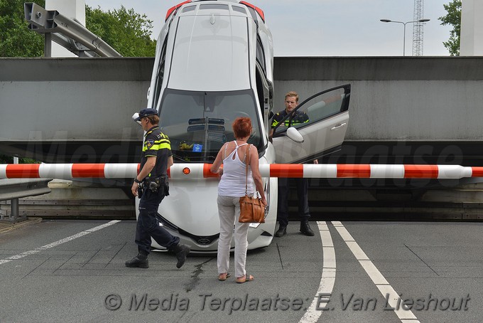 Mediaterplaatse brug open auto er nog op schiphol 22062017 Image00010