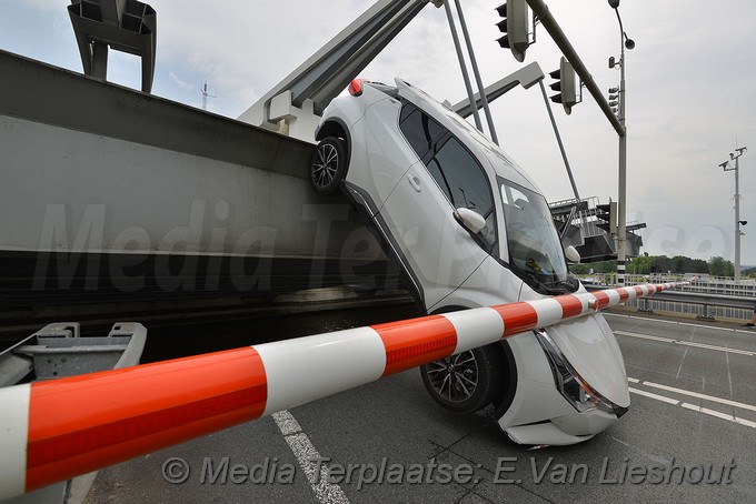 Mediaterplaatse brug open auto er nog op schiphol 22062017 Image00012