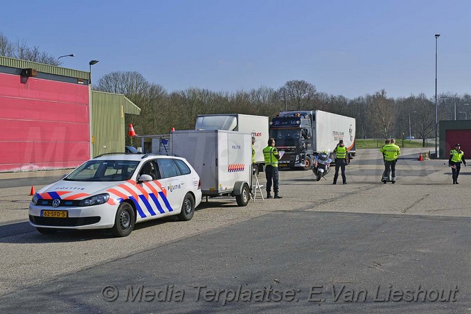 Mediaterplaatse grote vrachtwagen controle hoofddorp 16432017 Image00026