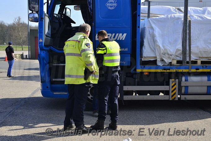 Mediaterplaatse grote vrachtwagen controle hoofddorp 16432017 Image00028