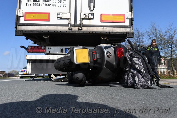 Mediaterplaatse ongeval scooter vrachtwagen voorhout 07042017 Image00003
