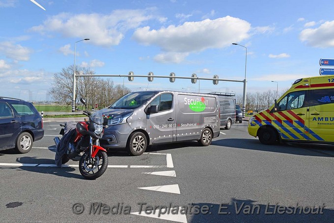 Mediaterplaatse ongeval auto met motor nvp 14042017 Image00002