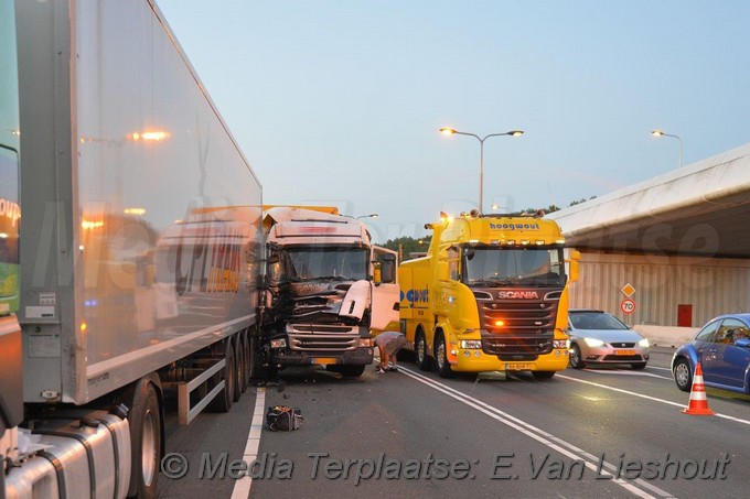 Mediaterplaatse ongeval vrachtwagen tegen vrachtwagen schiphol 06082018 Image00001