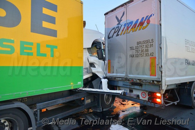 Mediaterplaatse ongeval vrachtwagen tegen vrachtwagen schiphol 06082018 Image00003