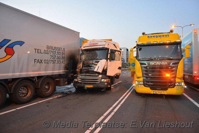 Mediaterplaatse ongeval vrachtwagen tegen vrachtwagen schiphol 06082018 Image00004