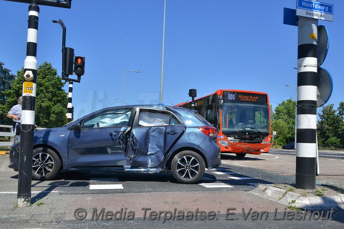 Mediaterplaatse ongeval auto bus van heuvel goedhart hoofdweg hoofddorp 02072018 Image00009